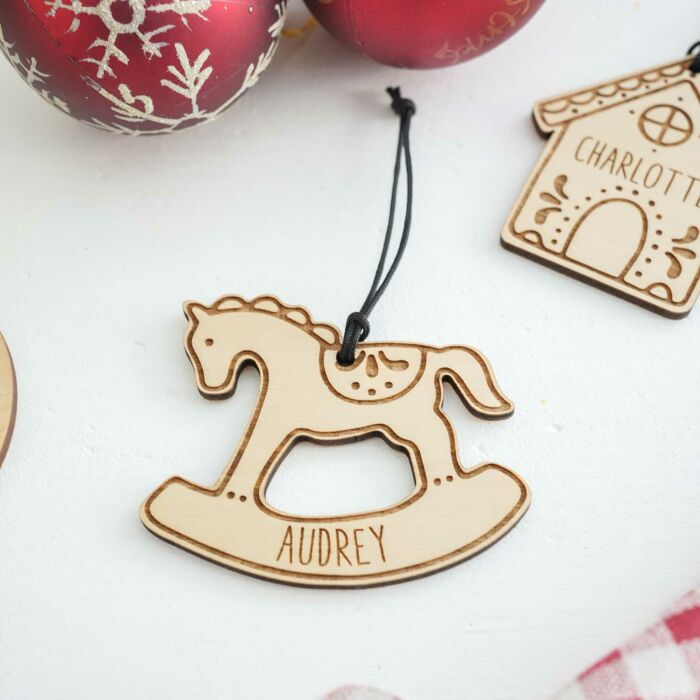 Décoration de Noël personnalisée bois gravé "Cheval à bascule" - zoom