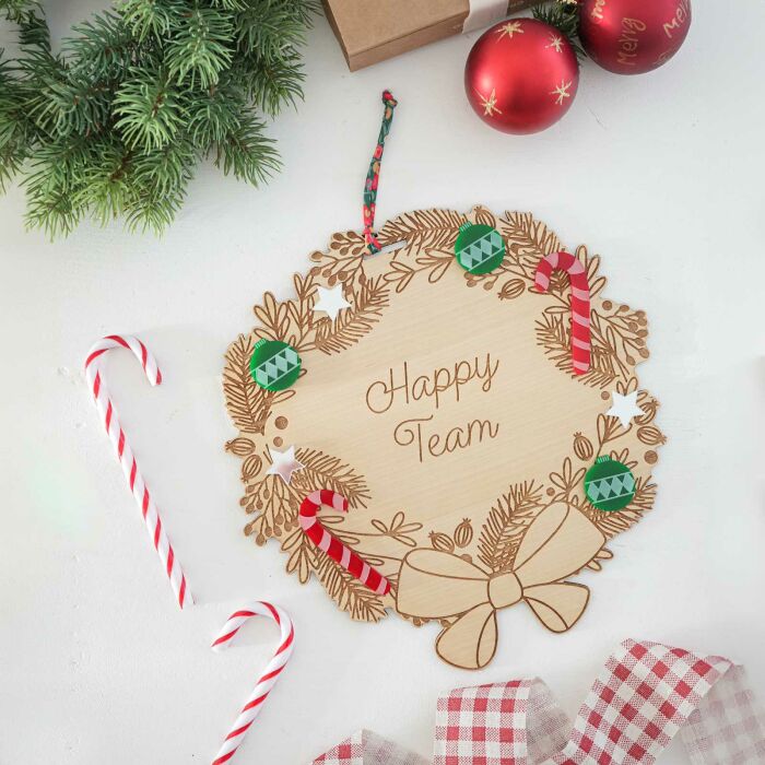 Couronne de Noël personnalisée bois gravé 25 cm et ses décorations autocollantes - ambiance