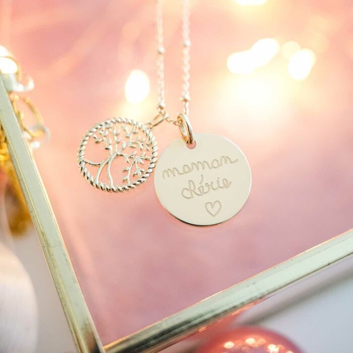 Pendentif personnalisé médaille gravée plaqué or 19 mm et breloque arbre de vie contour torsadé 16 mm - ambiance zoom
