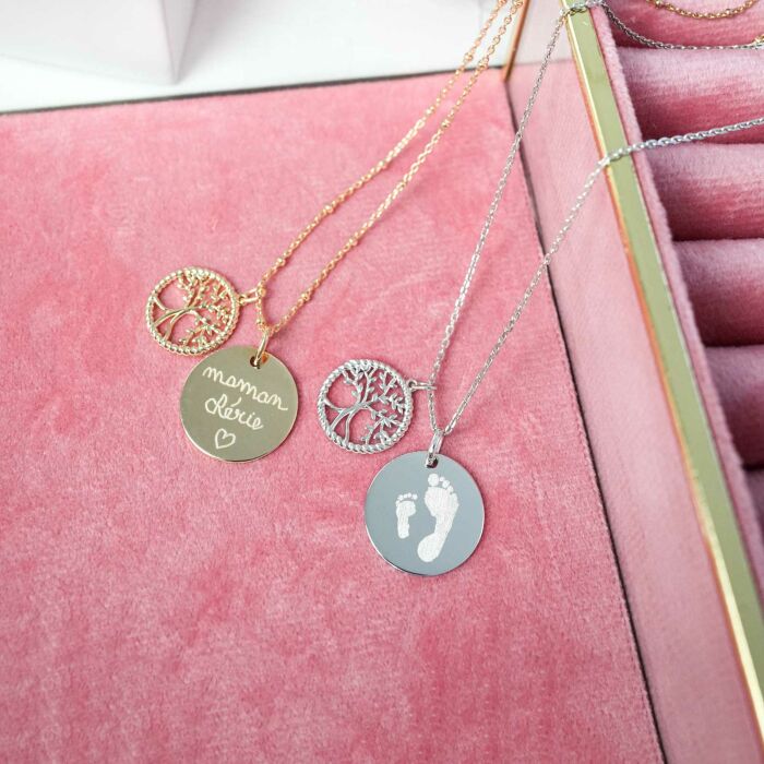 Pendentif personnalisé médaille gravée plaqué or 19 mm et breloque arbre de vie contour torsadé 16 mm - ambiance