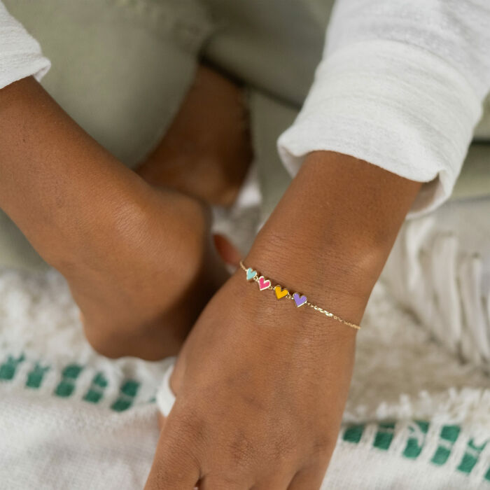 Bracelet chaîne enfant cœur email multicolore plaqué or - porté