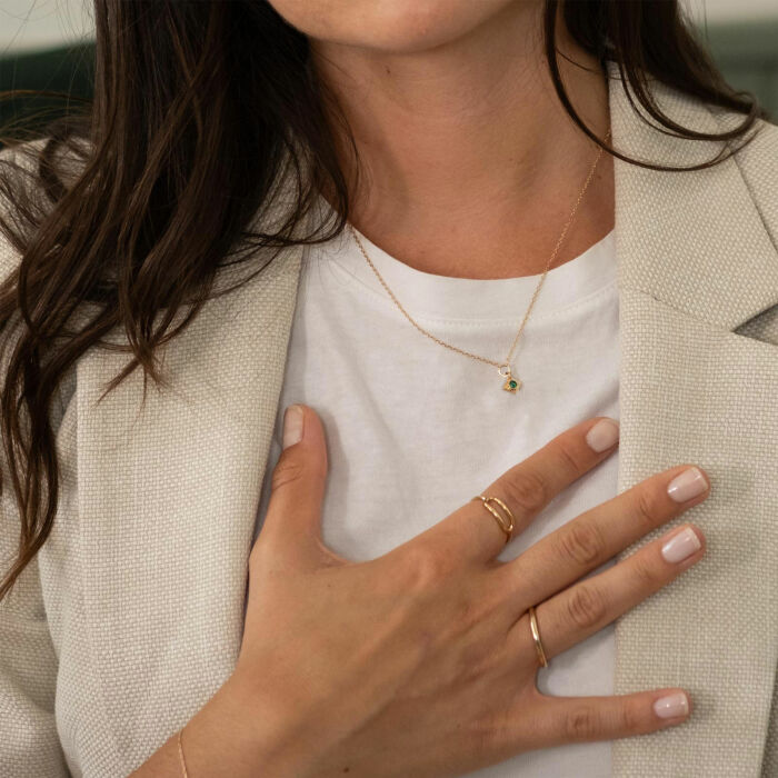 Collier talisman losange vert médaille plaqué or - porté