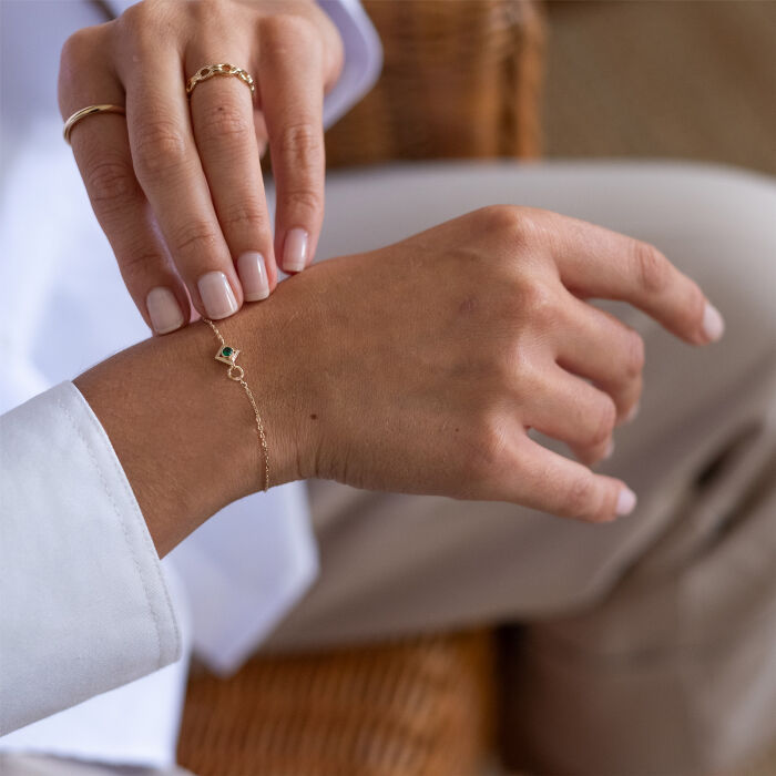 Bracelet talisman losange vert plaqué or - porté