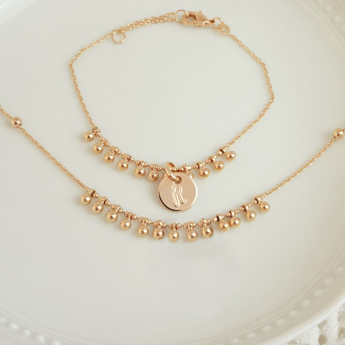 Collier chaîne boules plaqué or - ambiance