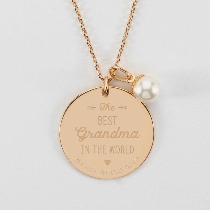 EN - Pendentif personnalisé médaille gravée plaqué or 27 mm et breloque perle nacre 10 mm - "Best Grandma" - Ben, Anna, Jen, Lilly, Olivia