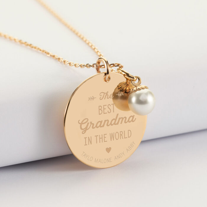 EN - Pendentif personnalisé médaille gravée plaqué or 27 mm et breloque perle nacre 10 mm - "Best Grandma" - 4 names