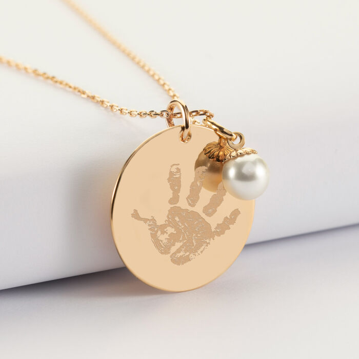 EN - Pendentif personnalisé médaille gravée plaqué or 27 mm et breloque perle nacre 10 mm - "Best Grandma" - handprint