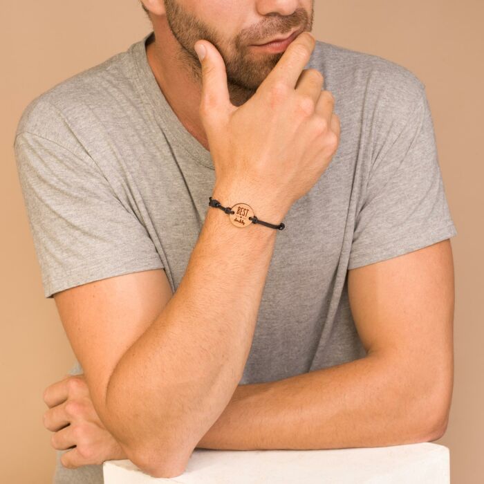 EN - Bracelet homme médaille gravée bois ronde 21 mm - Edition spéciale "Best daddy" - shooting