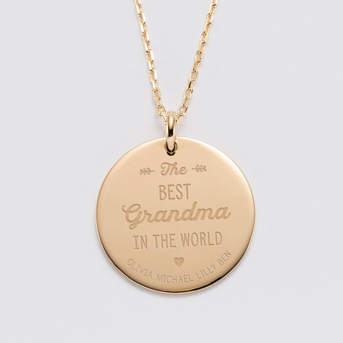 EN - Pendentif personnalisé médaille gravée plaqué or 27 mm "Best Grandma" - Olivia, Michael, Lilly, Ben