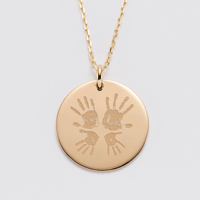 EN - Pendentif personnalisé médaille gravée plaqué or 27 mm "Best Grandma" - handprints