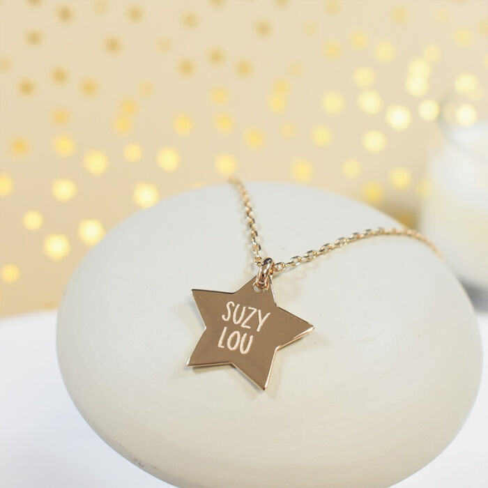 Pendentif personnalisé prénom médaille gravée plaqué or étoile 20x20 mm ambiance