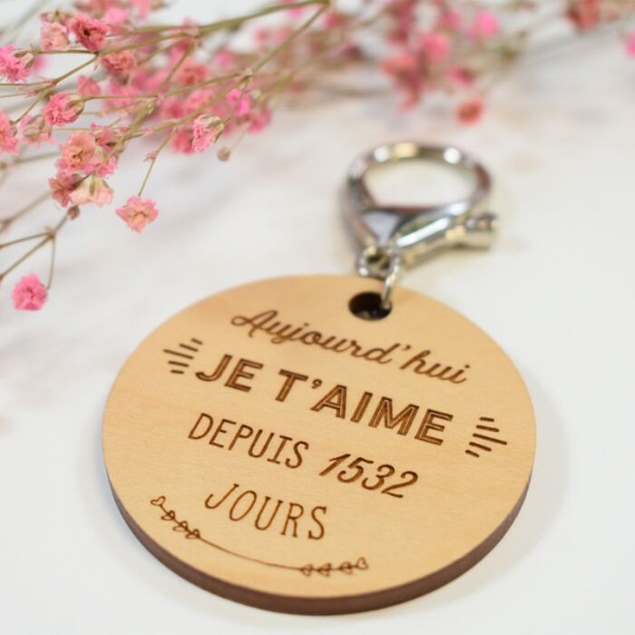 Porte-clés personnalisé gravé bois médaille ronde 50 mm "Je t'aime depuis..."