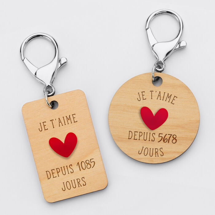 Porte-clés personnalisé gravé bois médaille 50 mm "Je t'aime depuis..." et coeur acrylique rouge