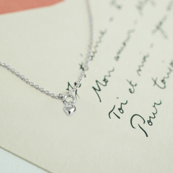 Collier mini coeur bombé argent - photo ambiance