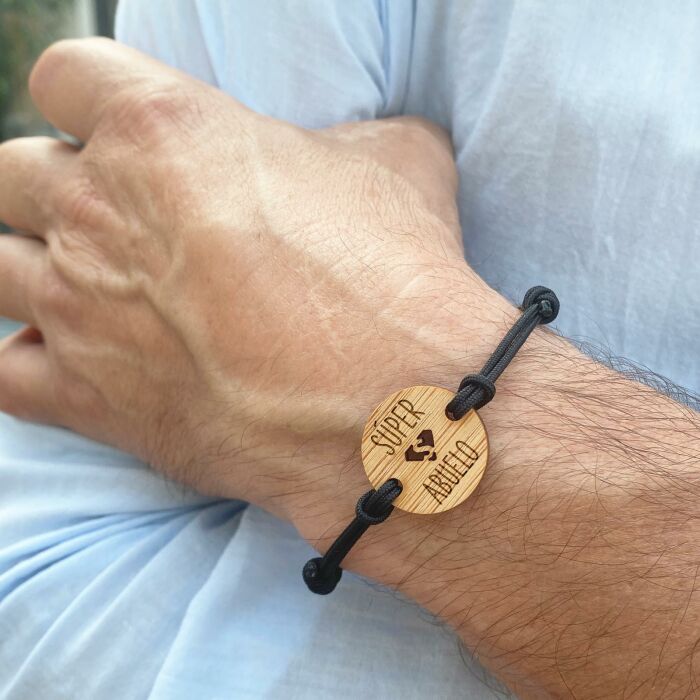[ES] Bracelet homme médaille gravée bois ronde 21 mm - Edition spéciale "Súper Abuelo" - photo portée