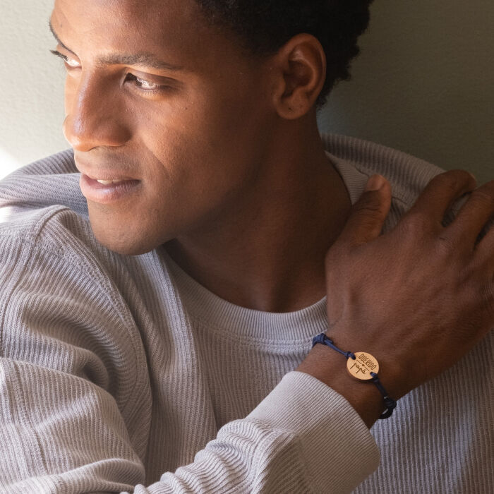 [ES] Bracelet homme médaille gravée bois ronde 21 mm - Edition spéciale "Querido Papá" - photo portée