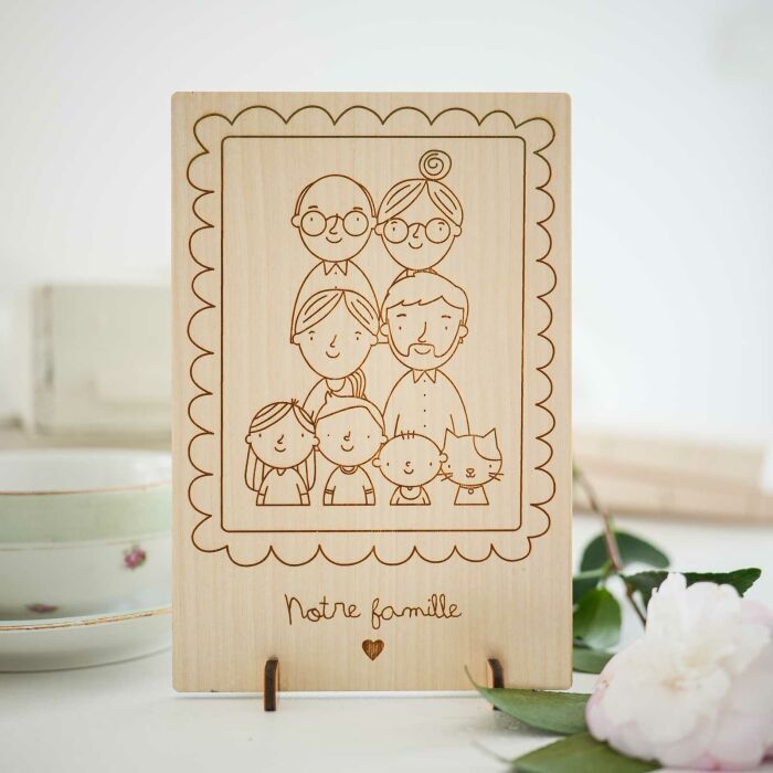 Cadre personnalisé bois gravé 15x10 cm avec support - édition spéciale "Famille" - photo ambiance