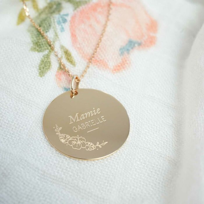 Pendentif personnalisé médaille gravée plaqué or 27 mm - Edition spéciale Mamie florale - ambiance 4