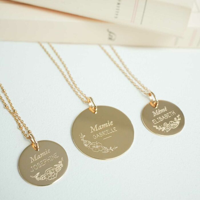 Pendentif personnalisé médaille gravée plaqué or 27 mm - Edition spéciale Mamie florale - ambiance 3