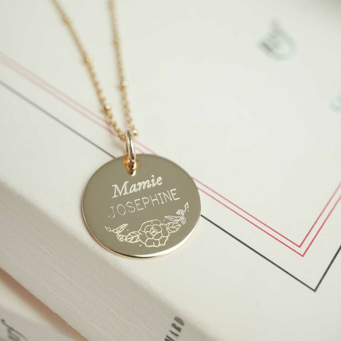 Pendentif personnalisé médaille gravée plaqué or 19 mm - Edition spéciale Ornement floral - photo ambiance 1