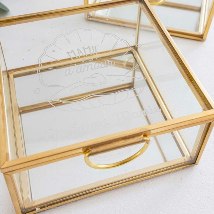 Boîte à bijoux personnalisée 10x10x5 cm verre gravé - Edition spéciale "Mamie coquillage" - photo ambiance