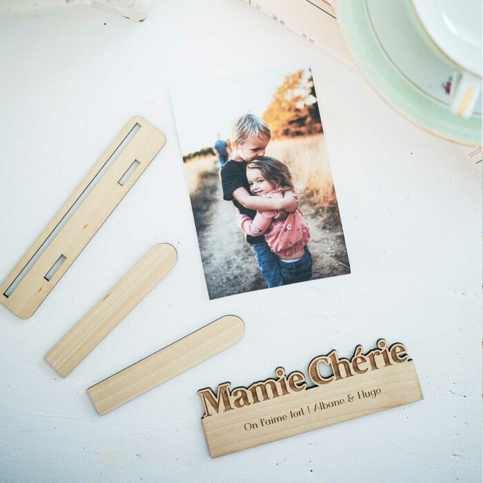 Porte-photo personnalisé bois gravé Mamie chérie - photo détail produit