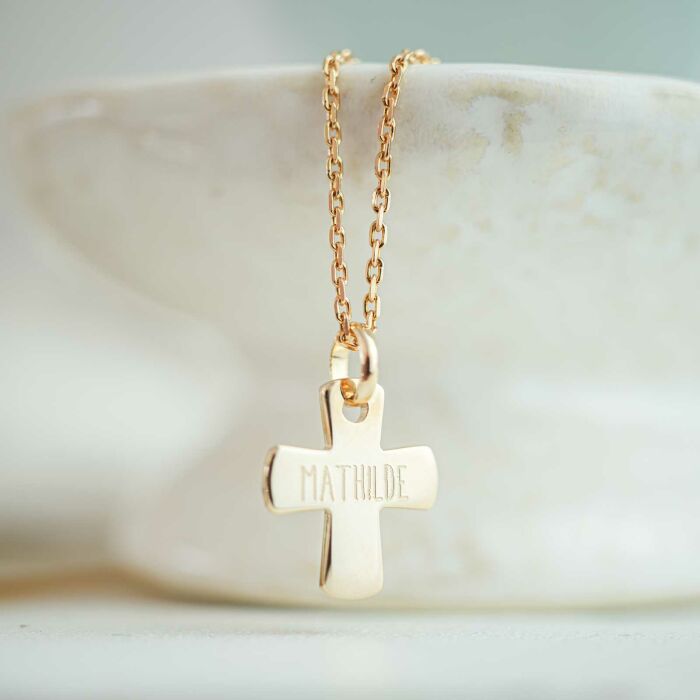 Pendentif personnalisé médaille gravée plaqué or croix 15x13 mm - photo ambiance croix