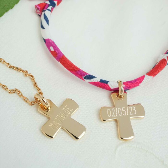 Pendentif enfant personnalisé prénom médaille gravée plaqué or croix 15x13 mm - photo ambiance duo