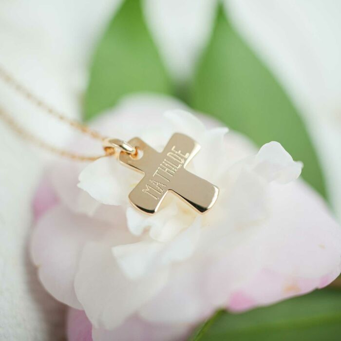 Pendentif personnalisé médaille gravée plaqué or croix 15x13 mm - photo ambiance