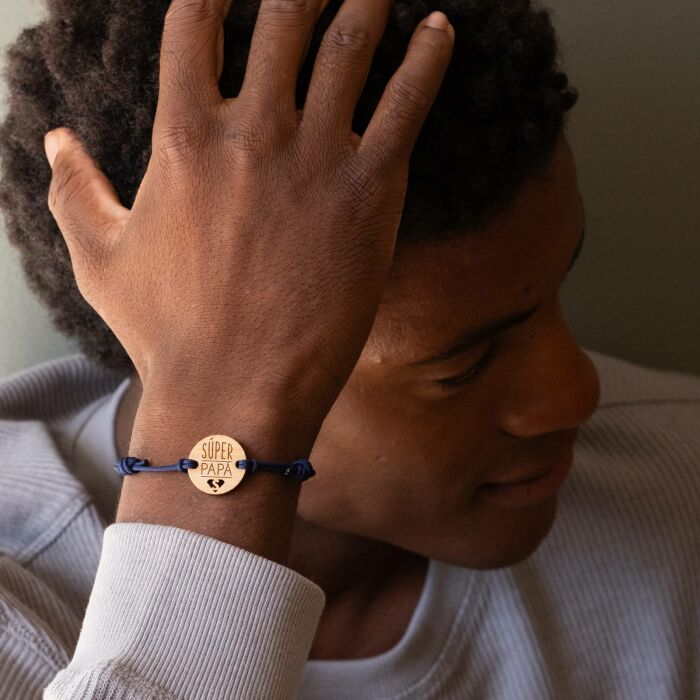 [ES] Bracelet Papa homme médaille gravée bois ronde 21 mm - Edition spéciale "Súper Papá" - photo portée