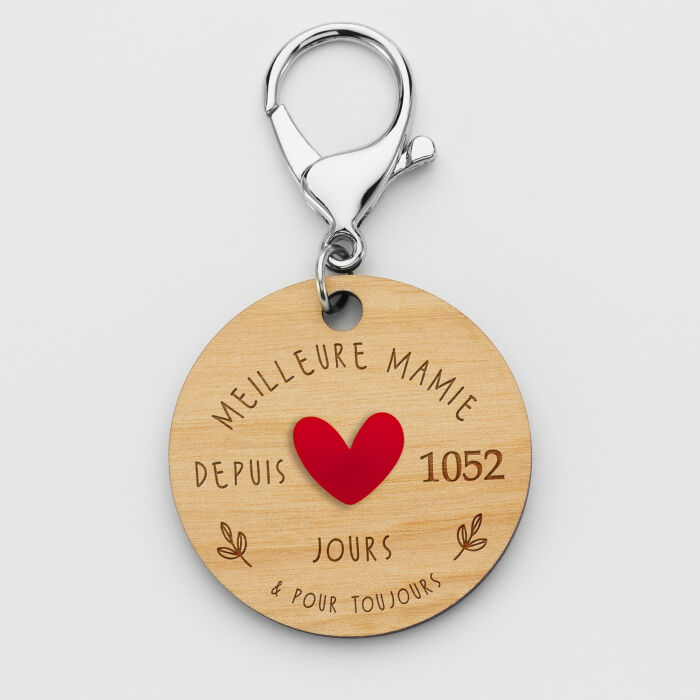 Porte-clés personnalisé gravé bois médaille 50 mm "Meilleure mamie depuis..." et coeur acrylique rouge - vue de face 2