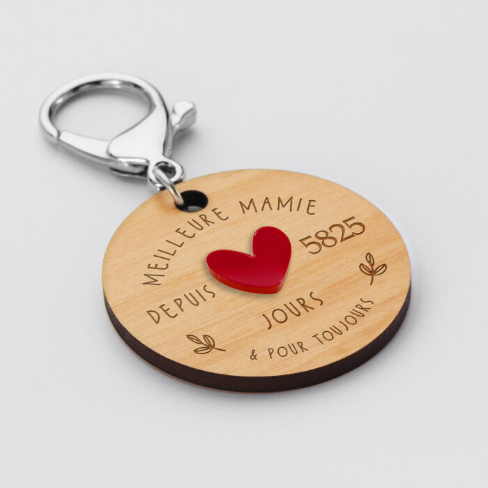 Porte-clés personnalisé gravé bois médaille 50 mm "Meilleure mamie depuis..." et coeur acrylique rouge - vue de biais 2