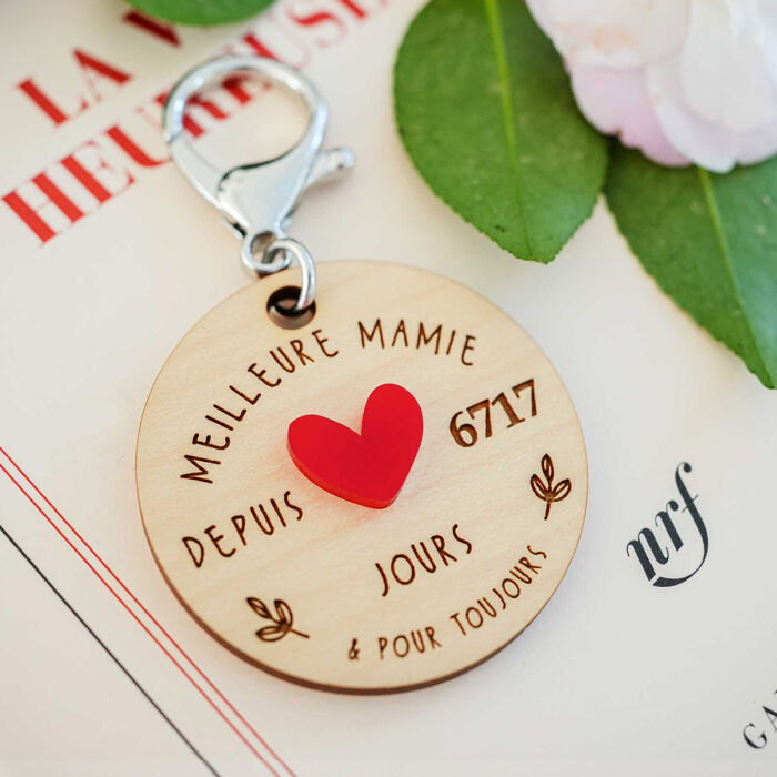Porte-clés personnalisé gravé bois médaille 50 mm "Meilleure mamie depuis..." et coeur acrylique rouge - photo ambiance