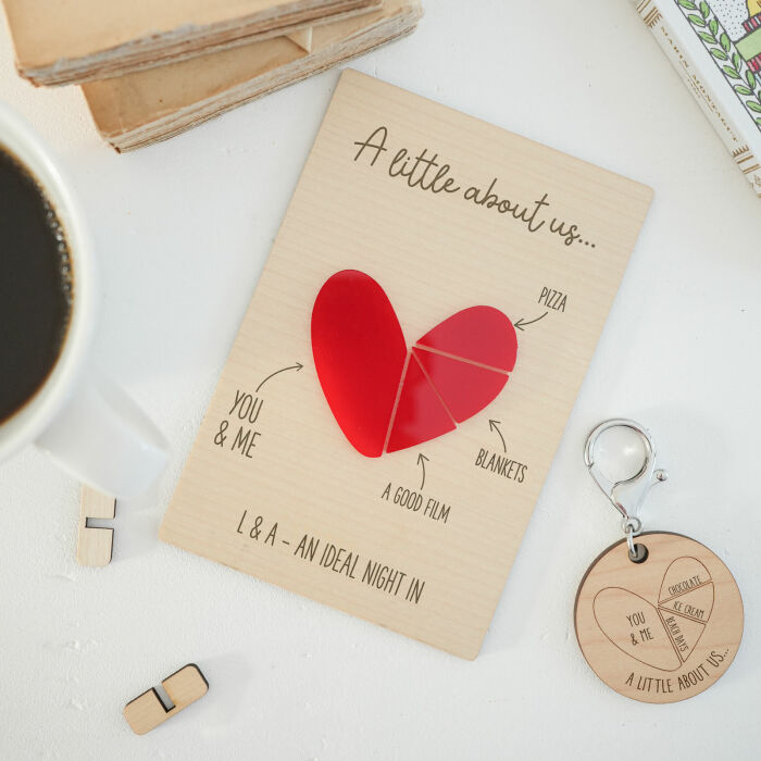 [EN] Cadre personnalisé bois gravé 15x10 cm avec support - édition spéciale "A little about us" - photo ambiance cadre et porte-clé