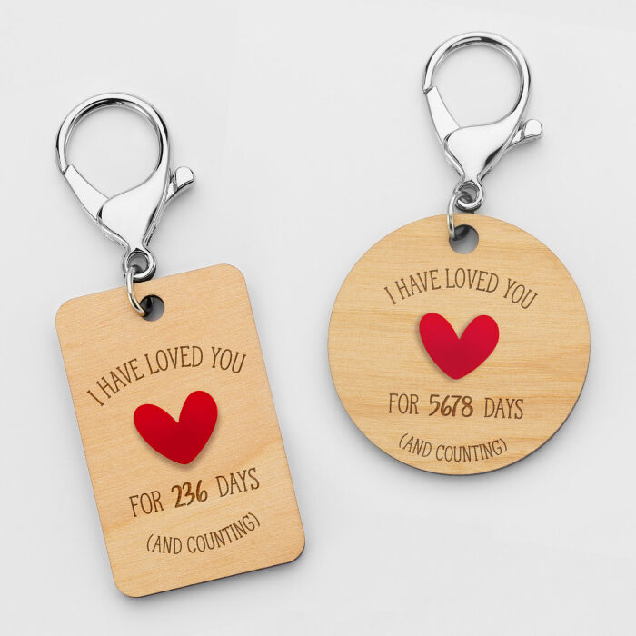 [EN] Porte-clés personnalisé gravé bois médaille 50 mm "I have loved you for..." et cœur acrylique rouge - photo duo