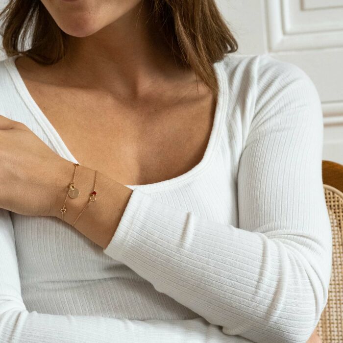 Bracelet chaîne coeur émail rouge plaqué or - photo portée