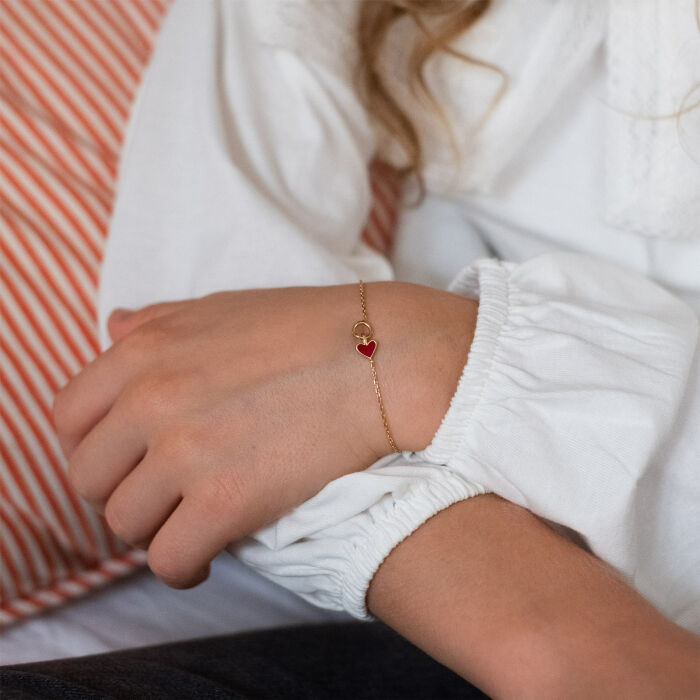 Bracelet enfant chaîne coeur émail rouge plaqué or - photo portée