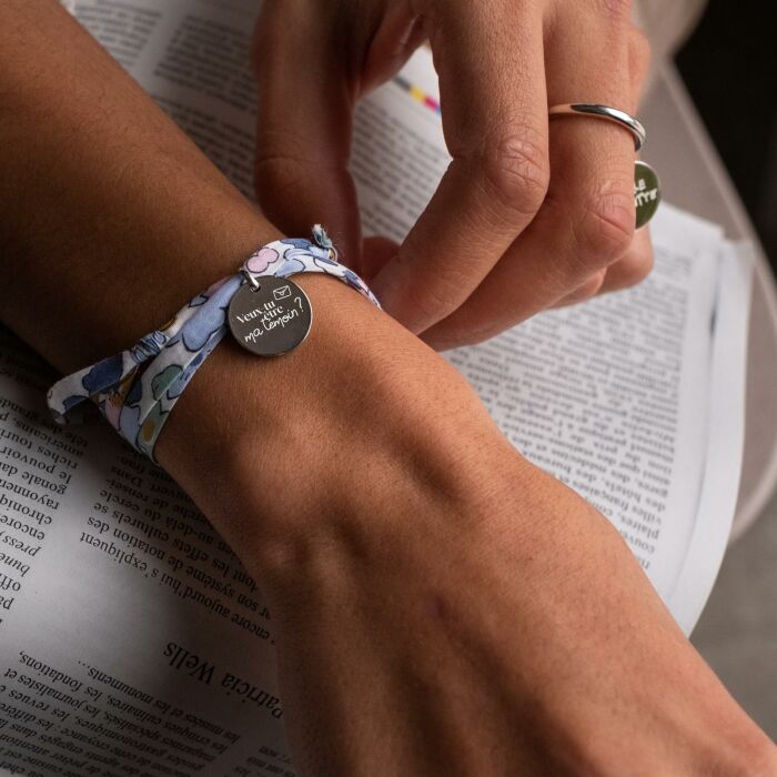 Bracelet 3 tours Liberty personnalisé médaille gravée argent 15 mm - EVJF - Photo porté eux tu être ma témoin