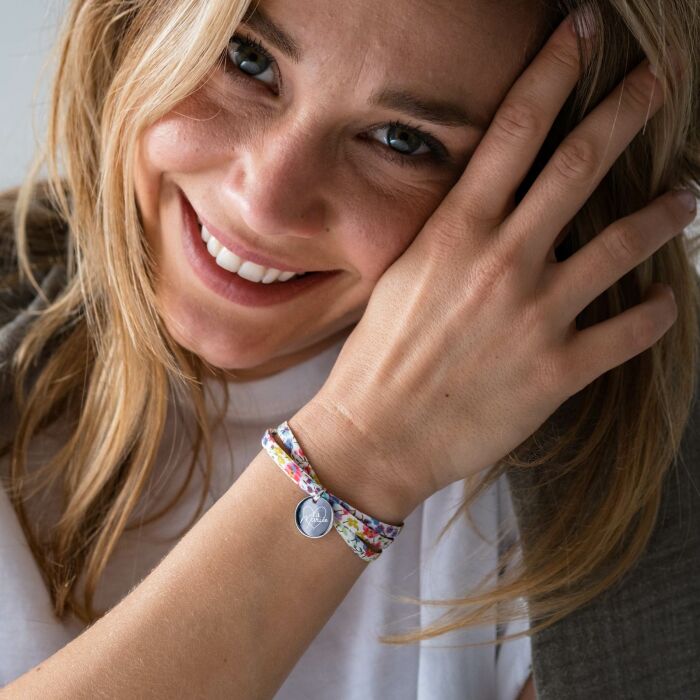 Bracelet 3 tours Liberty personnalisé médaille gravée argent 15 mm - EVJF - Photo porté La mariée