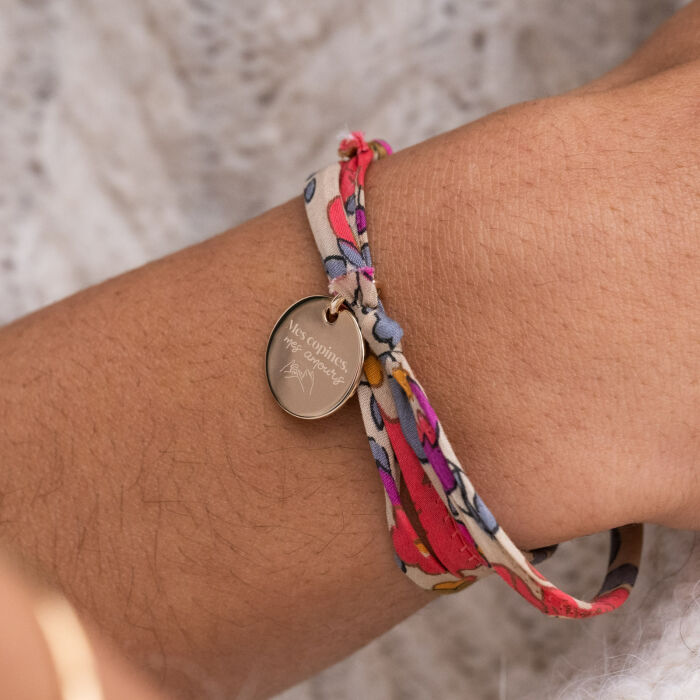 Bracelet 3 tours Liberty personnalisé médaille gravée plaqué or 15 mm - EVJF - Photo porté Mes copines mes amours