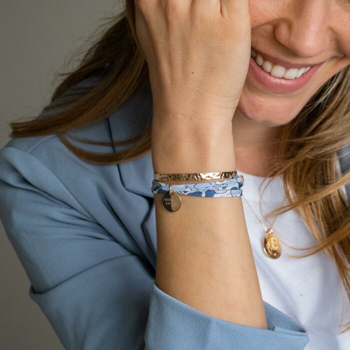 Bracelet 3 tours Liberty personnalisé médaille gravée plaqué or 15 mm - EVJF - Photo porté Amie en or