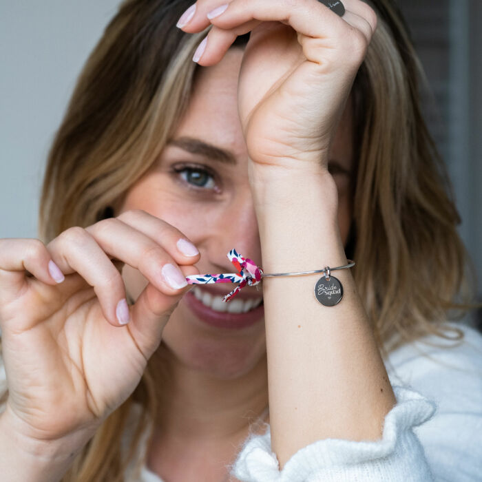 Bracelet personnalisé jonc argent et cordon Liberty médaille gravée 15 mm - EVJF - Photo porté