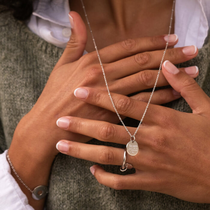 Pendentif personnalisé médaille gravée argent 15 mm - EVJF - Photo porté Team de la mariée