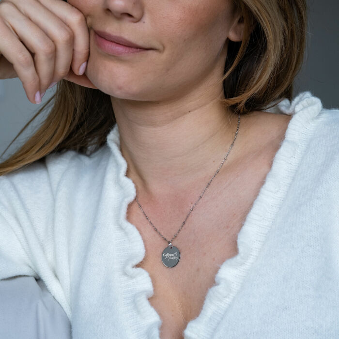 Pendentif personnalisé médaille gravée argent 19 mm - EVJF - Photo porté Call me madame