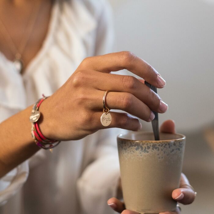 Bague EVJF jonc plaqué or personnalisée médaille gravée 15 mm - Photo porté Bride to be