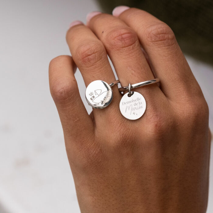 Bague EVJF jonc argent personnalisée médaille gravée 15 mm - Photo porté Demoiselle de la mariée