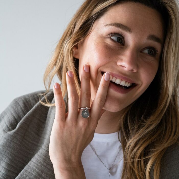 Bague EVJF jonc argent personnalisée médaille gravée 15 mm - Photo porté Mlle Madame
