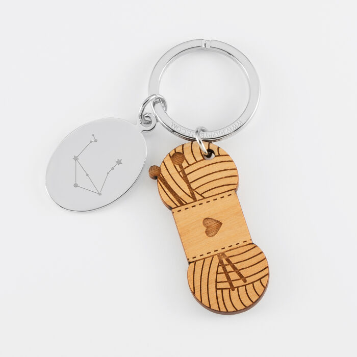 Porte clé personnalisé médaille gravée ovale acier et breloque bois pelote de laine - illustration