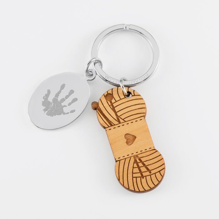 Porte clé personnalisé médaille gravée ovale acier et breloque bois pelote de laine - empreinte
