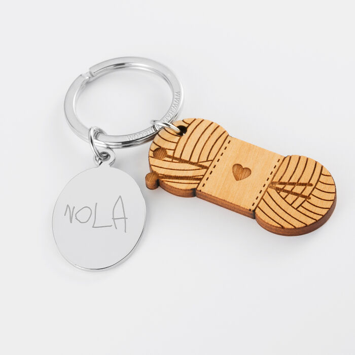 Porte clé personnalisé médaille gravée ovale acier et breloque bois pelote de laine - écrits